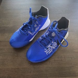 Nike boys Kyrie Irvin basketball shoes